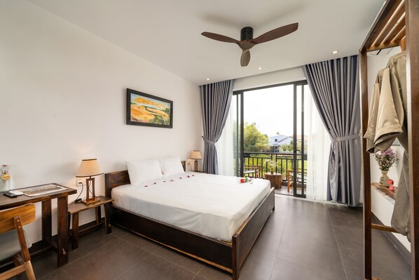 Kahden hengen luksushuone | Minibaari, tallelokero huoneessa, työpöytä