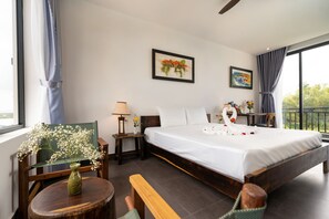 Minibar, in-room safe, desk, laptop workspace - Boat House Riverside Homestay (Da Nang)