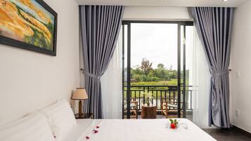 Luxury Double Room | Minibar, in-room safe, desk, laptop workspace