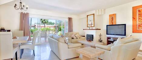 TV, fireplace, stereo