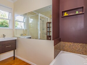 Bathtub, hair dryer - Snowcano Cottage - Rangataua Holiday Home (Rangataua)