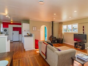 Fernseher, Kamin, Bücher