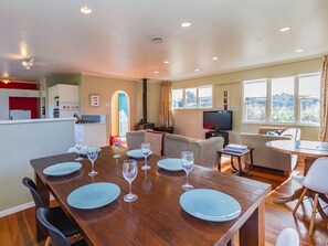 Dining - Snowcano Cottage - Rangataua Holiday Home (Rangataua)