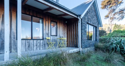 Fantail Cottage with Sea Views - Akaroa Home