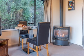 Interior - Fantail Cottage with Sea Views - Akaroa Home (Akaroa)