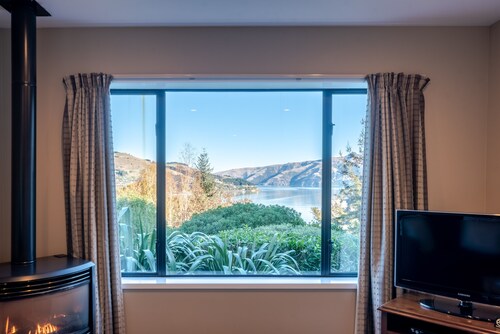 Fantail Cottage with Sea Views - Akaroa Home