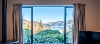 Fantail Cottage with Sea Views - Akaroa Home
