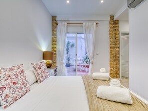 2 bedrooms, iron/ironing board, Internet, bed sheets
