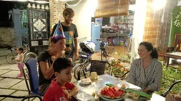 Se sirven desayunos, comidas, cenas y cocina local