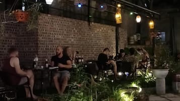 Se sirven desayunos, almuerzos y cenas; cocina local