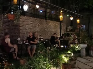 Serveert ontbijt, lunch, diner, lokale gerechten 