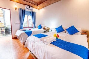 Habitación familiar | Minibar, escritorio, sistema de insonorización y wifi gratis