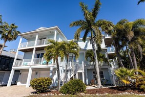 Unclassified image, 4 of 80, button