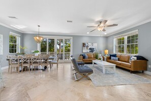 Fernseher, DVD-Player, Tischfußball, Bücher