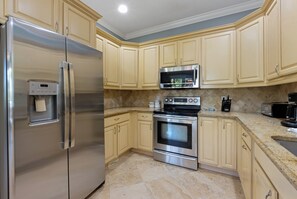 Refrigerador, microondas, horno y parrilla de estufa 