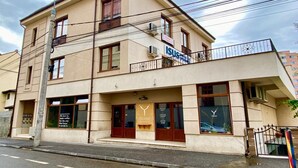 A two-story building with a sign for 'ISUS' on the second floor. - Cardinal Central Apartment (Satu Mare)