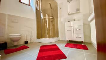 Articles de toilette gratuits, sĂšche-cheveux, serviettes fournies