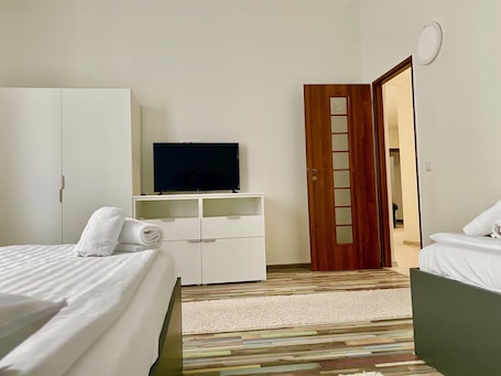 1 bedroom, free WiFi, bed sheets. Cardinal Central Apartment