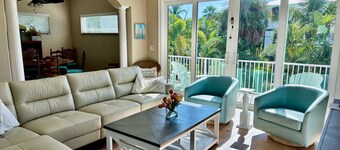 Pink Palm: Dog-friendly, 6-bedroom, 3-min walk to beach!