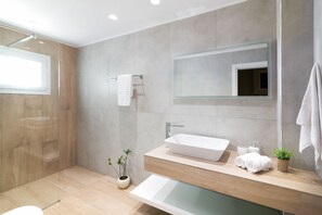 Deluxe House, 3 Bedrooms, Sea View | Bathroom | Shower, towels, toilet paper - Cyan Residence (Malevizi)