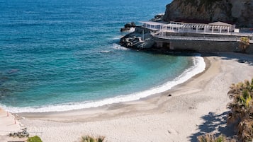 Una spiaggia nelle vicinanze