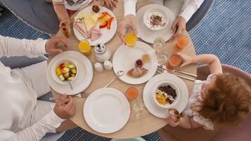 Tägliches Frühstücksbuffet (19 EUR pro Person)