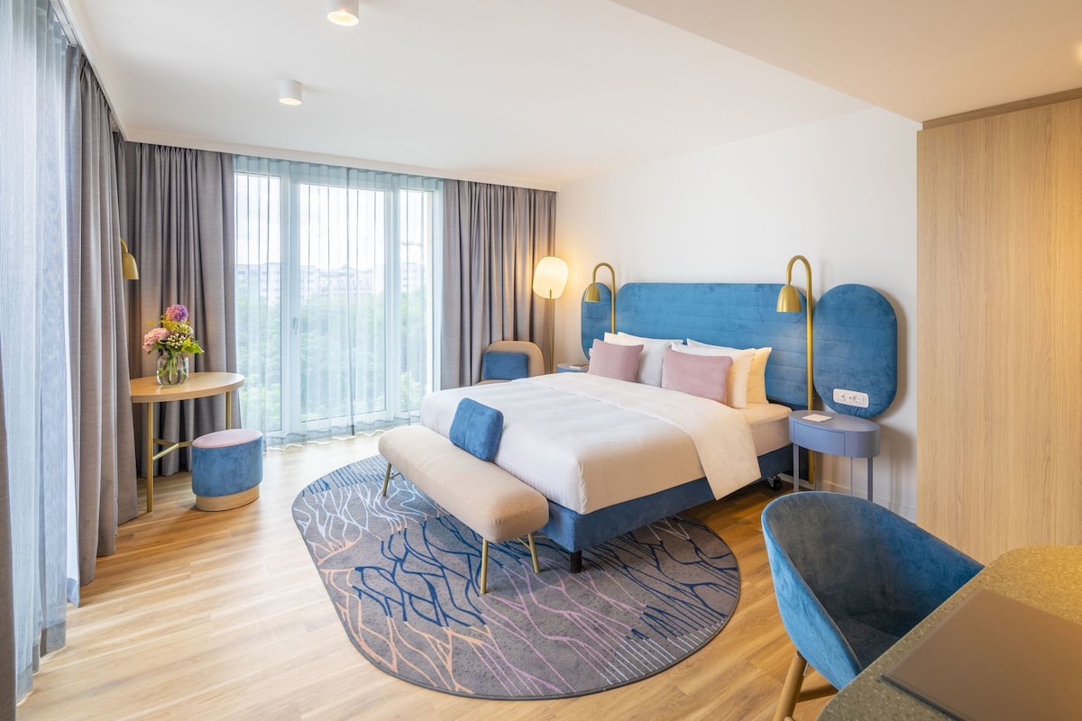 In-room safe, desk, laptop workspace, soundproofing