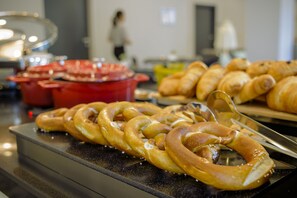 Un buffet proposant des bretzels et des pâtisseries.