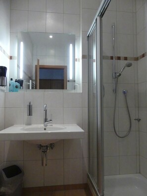 Classic-Doppelzimmer | Badezimmer | Dusche, Haartrockner, Handtücher, Seife