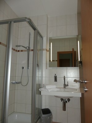 Habitación triple clásica | Baño | Ducha, secador de pelo, toallas y jabón