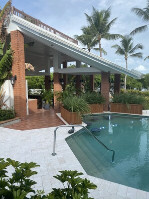 Outdoor pool, open 9:00 AM to 10:00 PM, sun loungers - Bahia Bay Resort (Key Largo)