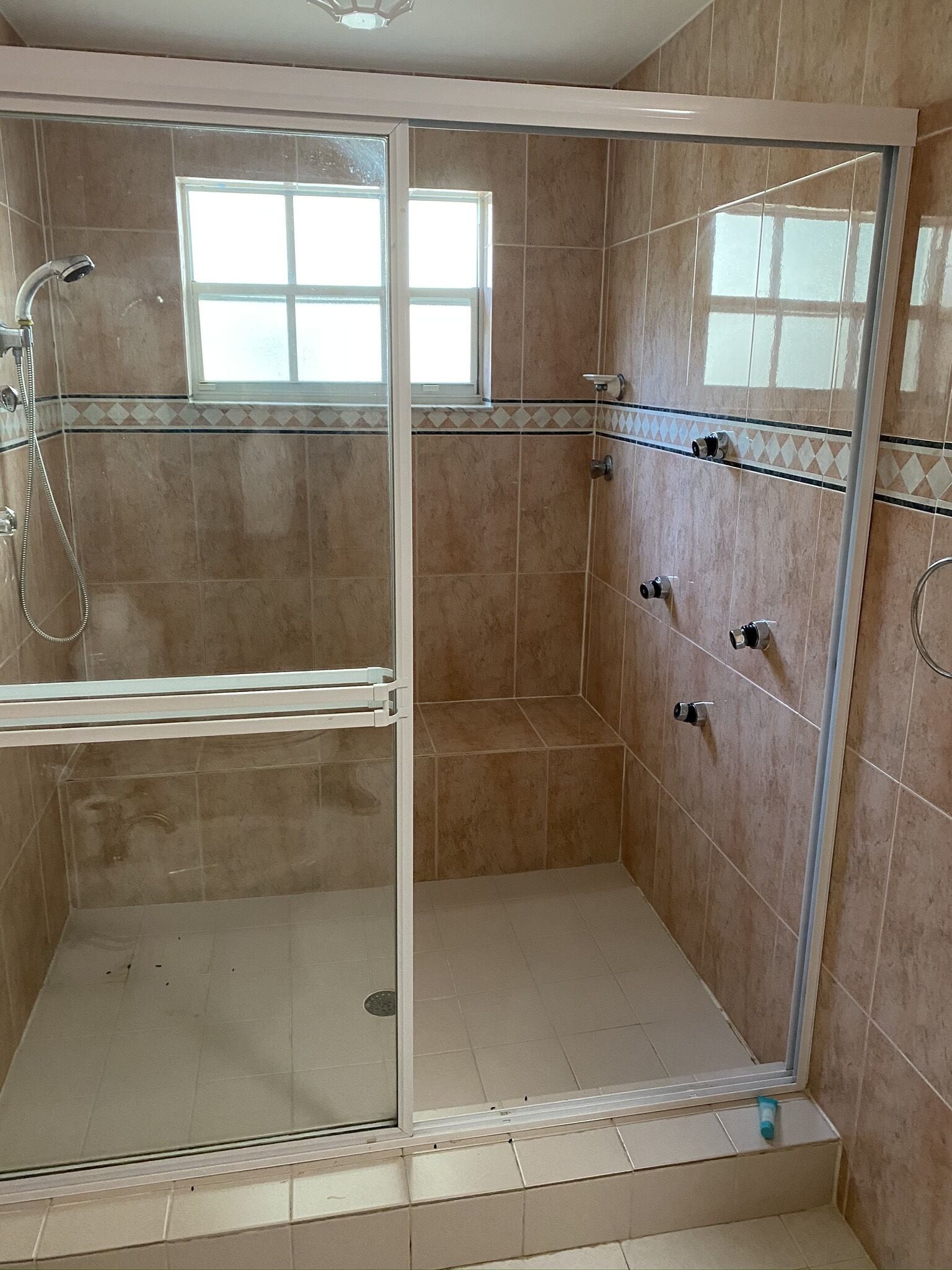 grand room | bathroom | combined shower/bathtub, free toiletries, hair dryer, towels