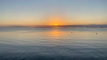 Mar tranquila al atardecer con horizonte despejado.