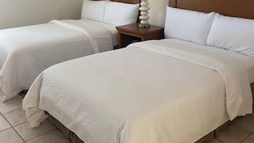 Escritorio, espacio para trabajar con laptop y cortinas blackout