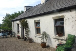 Terrace/patio - Secluded cottage in stunning mountain scenery near village  (Gortahork)