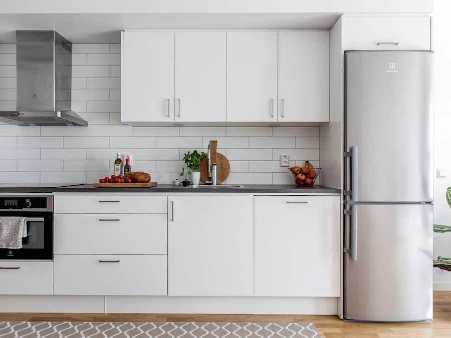 Full-sized fridge, microwave, oven, stovetop