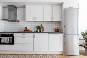 Full-sized fridge, microwave, oven, stovetop