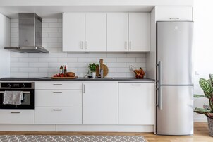 Refrigerador con freezer, microondas, horno, placa de cocina