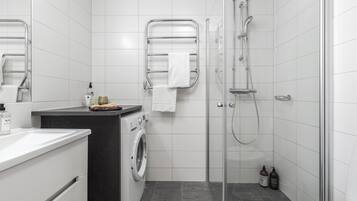 Dusche, Haartrockner, Handtücher, Seife