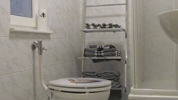 Een douche, een haardroger, handdoeken, zeep