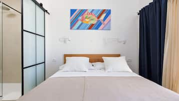 Quarto casal, terraço, vista para o mar | Escrivaninha, ferros/tábuas de passar roupa, Wi-Fi de cortesia