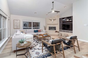 Smart TV - Private Pool and Hot Tub, BBQ, Walk to lake, 2 Masters, Bocce ball, Horseshoe (Austin)