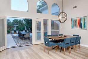 Dining - Private Pool and Hot Tub, BBQ, Walk to lake, 2 Masters, Bocce ball, Horseshoe (Austin)