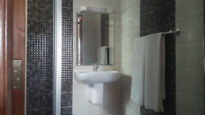 Shower, rainfall showerhead, free toiletries, towels