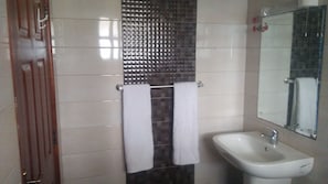 Shower, rainfall showerhead, free toiletries, towels