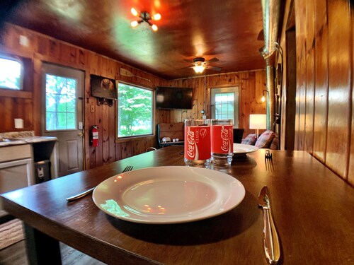 Easton Lake Retreat – Cozy Cottage & Hot Tub