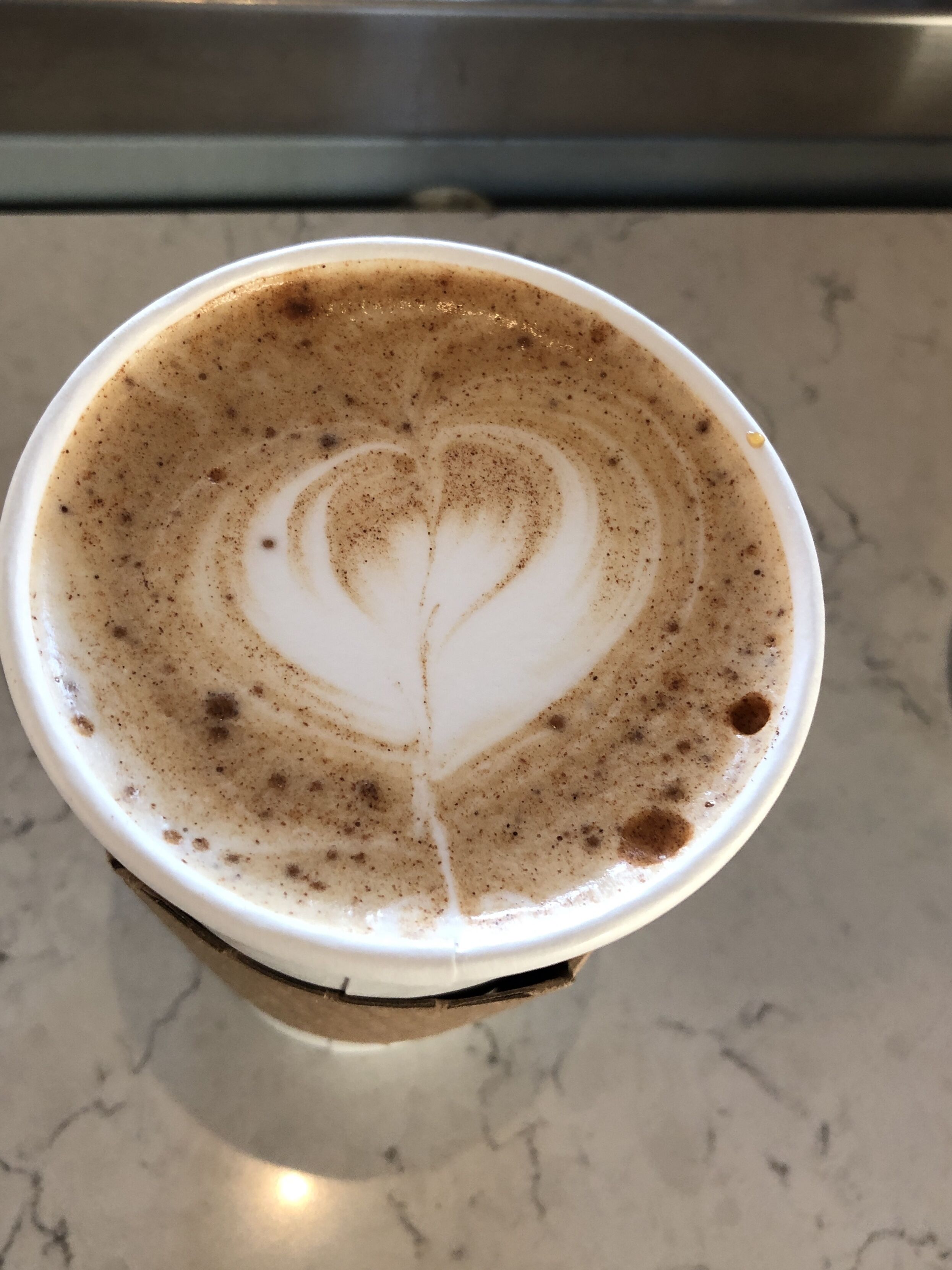 Una taza de café con arte de leche en forma de corazón.
