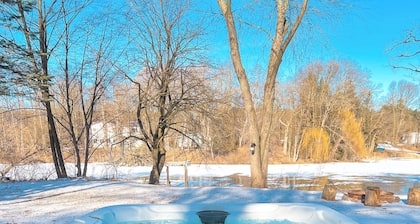 Easton Lake Retreat – Cozy Cottage & Hot Tub