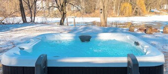Easton Lake Retreat – Cozy Cottage & Hot Tub