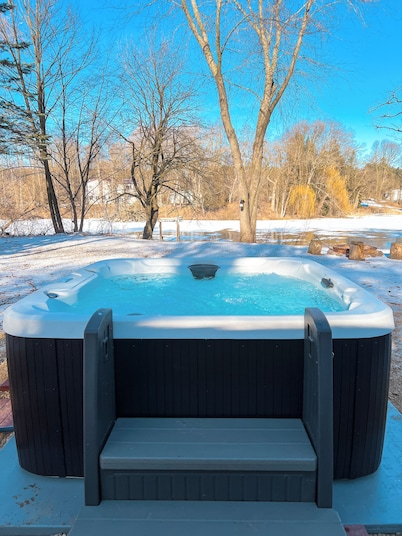 Easton Lake Retreat – Cozy Cottage & Hot Tub